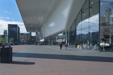 Amsterdam, Hollanda, 11 Ekim 2018: Mimarisi ile arka plan ve insanlar yürürken, insanlar cityscape modern Sanat Müzesi