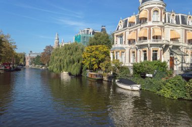 Amsterdam, Hollanda, 10 Ekim 2018: Atlas Amsterdam'da yapı demirli tekne ve cityscape görünümü ile Fiscalisten