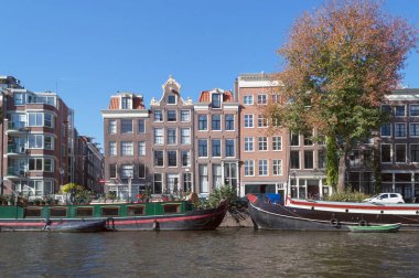 Amstel Nehri üzerinden Amsterdam cityscape güneşli Ekim gününde görüntüleyin