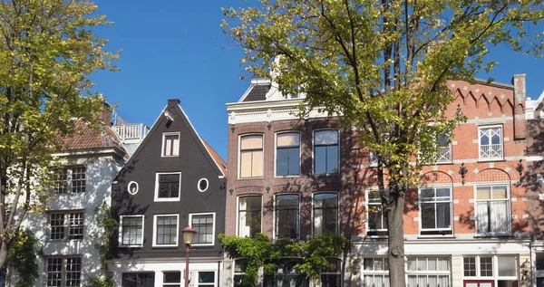 Buitenkant Van Amsterdam Bakstenen Huizen Zonnige Oktober Dag — Stockfoto