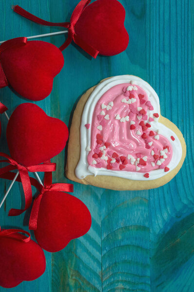 вертикальное изображение печенья в форме сердца и красного бархата сердца декор на синем деревянном фоне
