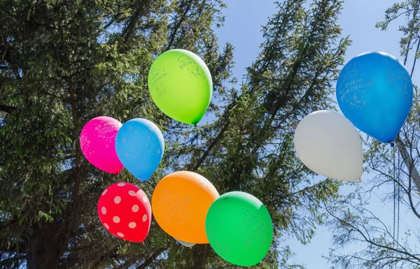 Bunte Luftballons mit russischem Zeichen alles Gute zum Geburtstag — Stockfoto