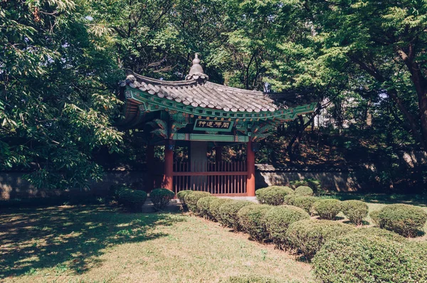 Náhrobní kámen v Sayuksin svatyni v Soulu — Stock fotografie