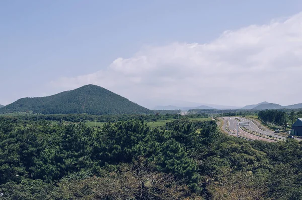 Dağ ve orman road yakınındaki görünümü — Stok fotoğraf