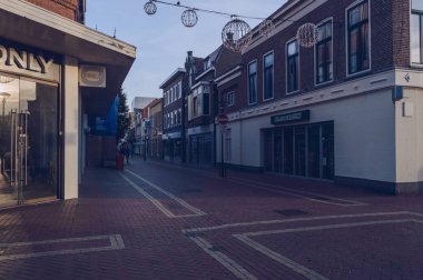 Den Helder 'deki mağazalara ev sahipliği yapan sokak