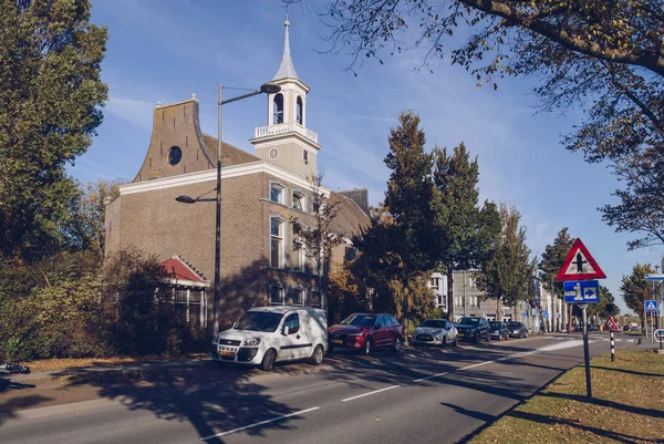 Carros em frente a Evangelische Gemeente De Ambassade — Fotografia de Stock