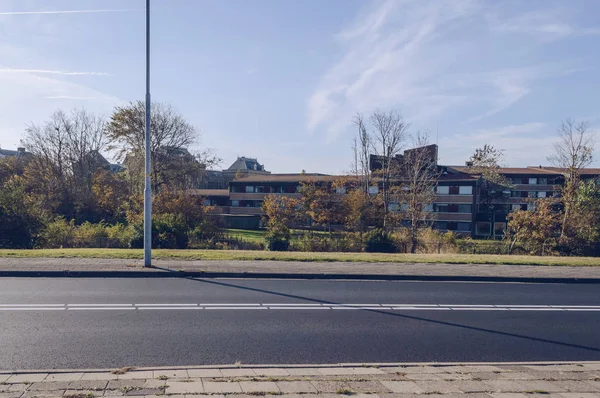 Zona verde da fortaleza de outono em frente à área residencial — Fotografia de Stock