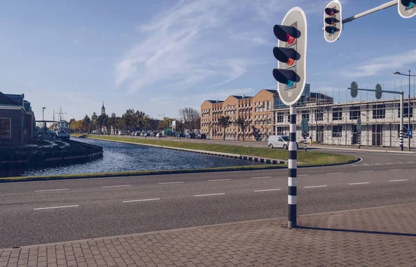 Közeli kilátás a közlekedési lámpáknál és Den Helder csatornán — Stock Fotó