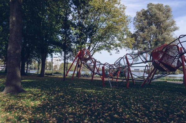 Sloterplas parkta çocuklar tırmanma çerçevesi