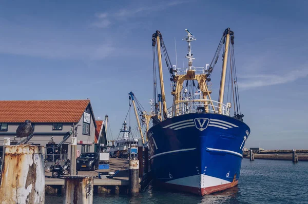 Arrastrero de pesca amarrado cerca del restaurante De Kombuis —  Fotos de Stock