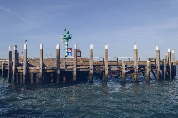 Rompeolas con faro en el puerto de Oudeschild —  Fotos de Stock