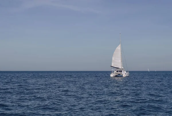 Segling i havet katamaran — Stockfoto