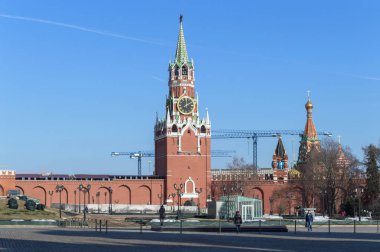 Kremlin içinden Spasskaya kulesi görünümü