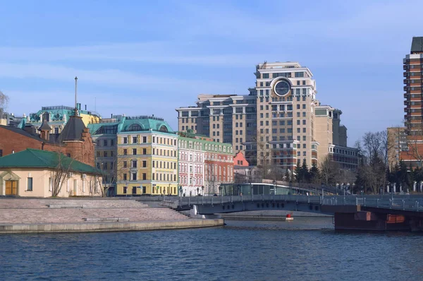 Міський пейзаж Москви з річки Москва — стокове фото