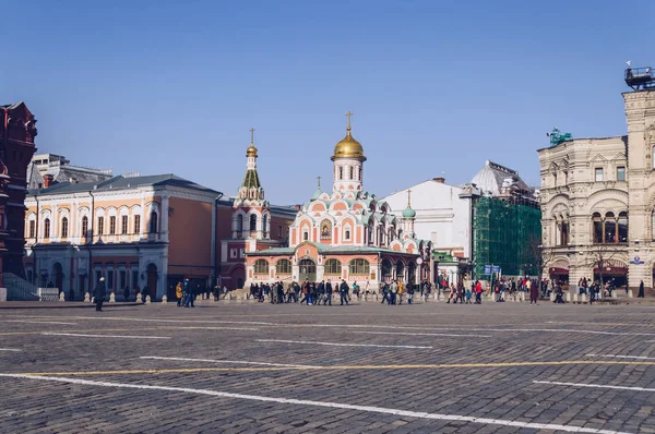 在莫斯科喀山大教堂附近的红色广场上行走的人们 — 图库照片