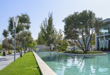 Güneşli bir günde Bakü Bulver yanında turistik Mini-venedik parçası