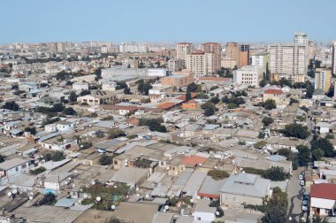 Bakü'de modern yüksek ve eski tek katlı binalar