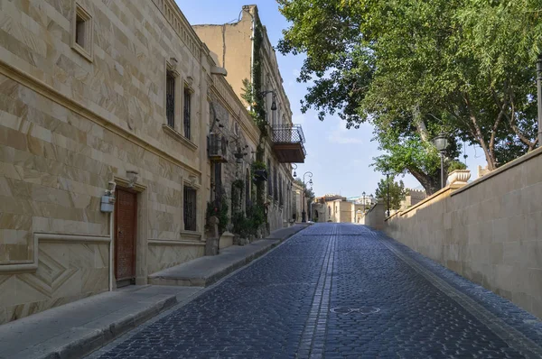 Асфальтированная дорога вокруг домов старого города Баку — стоковое фото