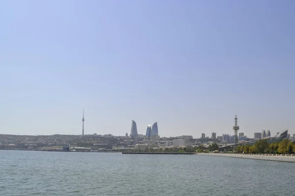 View of Bulvar Baku and cityscape from Caspian sea — Stock Photo, Image