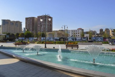 yürüyen insanlarla Bakü çeşme ve şehir manzarası