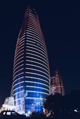 Bakü'de gece alev kulesi görünümü