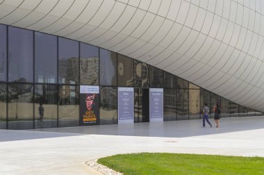 Bakü'deki Haydar Aliyev merkezinin ziyaretçileri