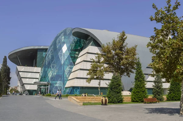 Fachada del centro comercial Park Bulvar en Bakú en un día soleado —  Fotos de Stock