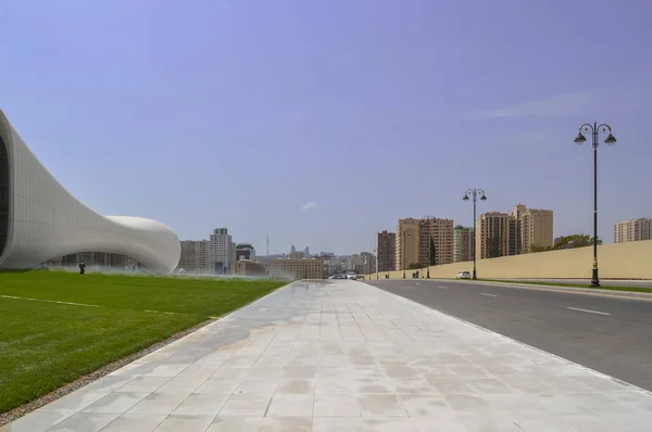 Haydar Aliyev merkezinin Bakü şehir manzarası ile bir kısmı — Stok fotoğraf
