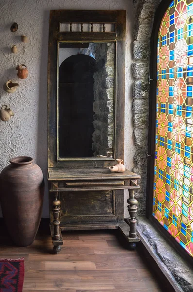 Antik spegel och målat glas fönster som dekor av ett av rummen i Sirvansah — Stockfoto