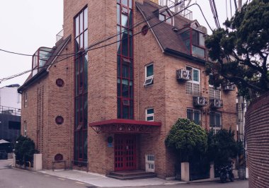 Seou Hongdae alışveriş caddesi yakınında kırmızı tuğla bina