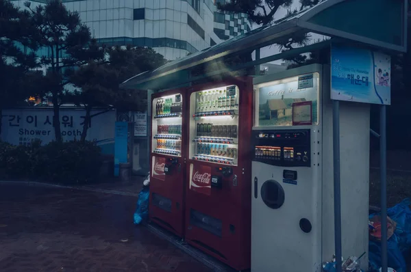 Distributore automatico che vende bevande alla spiaggia di Haeundae — Foto Stock