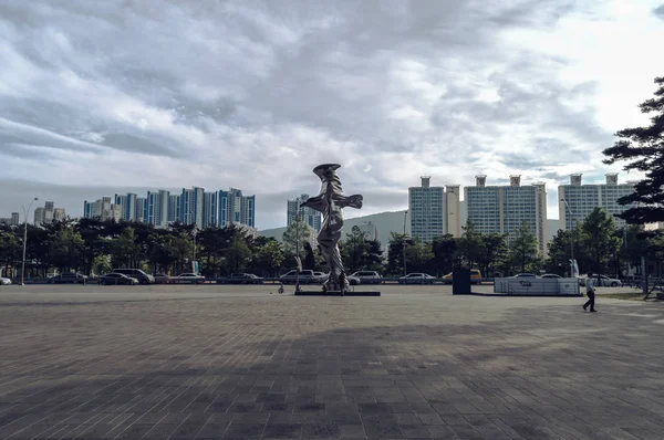 Modern skulptur med stadsbilden i bakgrunden — Stockfoto