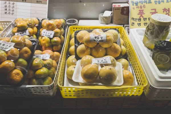 Uzavření mandarinných plodů a sirupu prodávajících na trhu na Jeju Dongmun — Stock fotografie