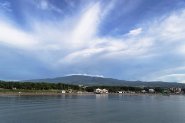 Hallasan Dağı ve Jeju adası üzerinde görkemli bulut su manzarası