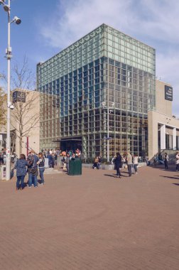 Van Gogh Müzesi 'nin önünde yürüyen insanlar var. 