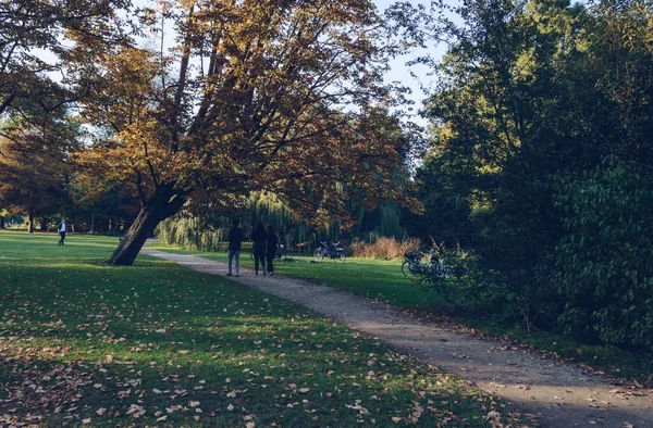 Gente caminando en Vondelpark en la tarde soleada agradable — Foto de Stock