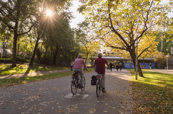 Pareja mayor montando bicicletas en Vondelpark — Foto de Stock