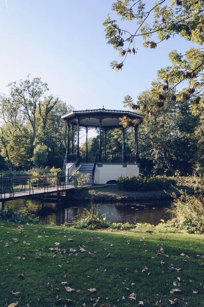 Vue d'un pavillon fermé pour usage public au Vondelpark à Amstedam — Photo