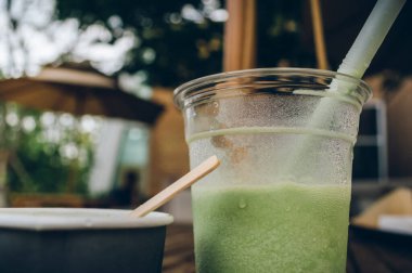 serin yarım plastik bardak yeşil çay smoothie