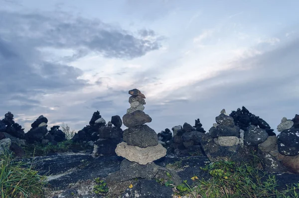 Закрытый вид на одну из гор счастья, сделанную из камней джинлавы — стоковое фото