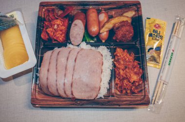 Yanında konserve jambon ve marine edilmiş daikon ile Kore beslenme çantası