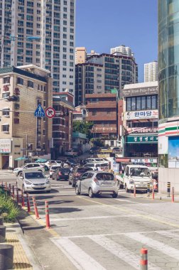 Busan, Güney Kore, 14 Eylül 2019: Güneşli bir günde Songdo plajı yakınlarında dar Kore yolu araba ve binalarla doludur.