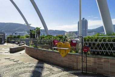 Busan, Güney Kore, 14 Eylül 2019: Dağ ve şehir manzaralı Jagalchi pazarının peyzajlı çatısında şirin posta kutuları