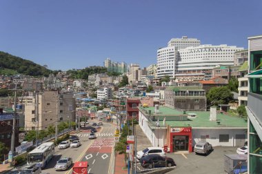 Busan, Güney Kore, 14 Eylül 2019: Kore postanesiyle güneşli bir günde Busan 'ın yolları ve mimarisi
