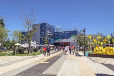 Busan, Güney Kore, 14 Eylül 2019: Amnam Park 'taki Songdo Gökyüzü Parkı' nda eğlenen insanlar