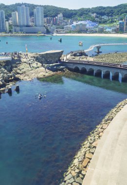 Busan, Güney Kore, 14 Eylül 2019: Suüstü köprüleri ve Songdo sahilinin kayalık seti manzarası 