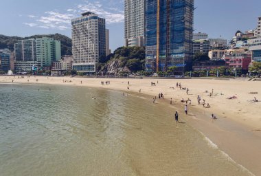 Busan, Güney Kore, 14 Eylül 2019: Songdo sahilinin güzelliği dinlenen insanlar ve şehir manzarası