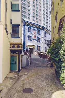 Busan, Güney Kore, 14 Eylül 2019: Songdo plajı yakınında motelleri olan dar Kore caddesi