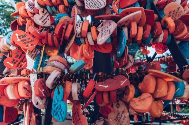 Busan, Güney Kore, 14 Eylül 2019: Busan Kulesi 'nin aşk ve kalp şeklinde kilitleri yakın görüntüsü