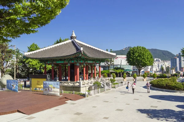 Busan Jižní Korea Září 2019 Tradiční Pavilon Parku Yongdusan Chodci — Stock fotografie